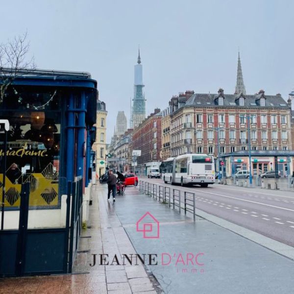 
Joli 2 pièces au pied de la Place St Marc
