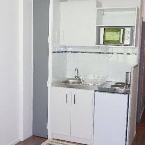 
STUDIO MEUBLÉ - 16M² - ROUEN QUARTIER DESCROIZILLES
