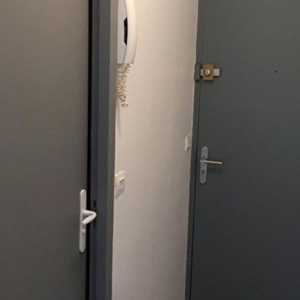 
STUDIO MEUBLÉ - 16M² - ROUEN QUARTIER DESCROIZILLES
