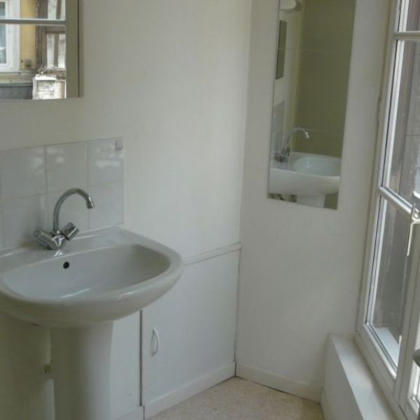 
APPARTEMENT DE TYPE 2 RUE CAUCHOISE.
