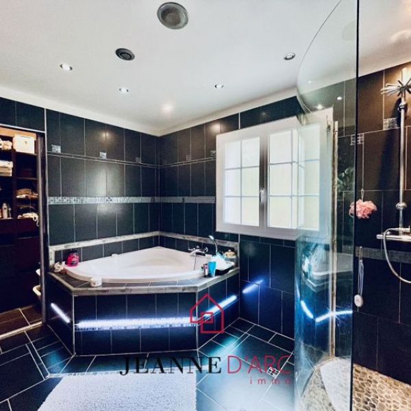 
Maison familiale Moulineaux 9p / 5ch / jardin / sous-sol complet
