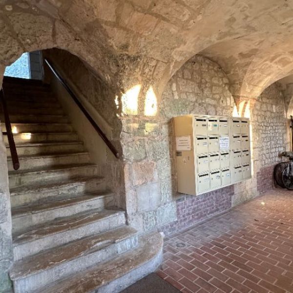 STUDIO  -  32m² - COUVENT STE BARBE - CANTELEU