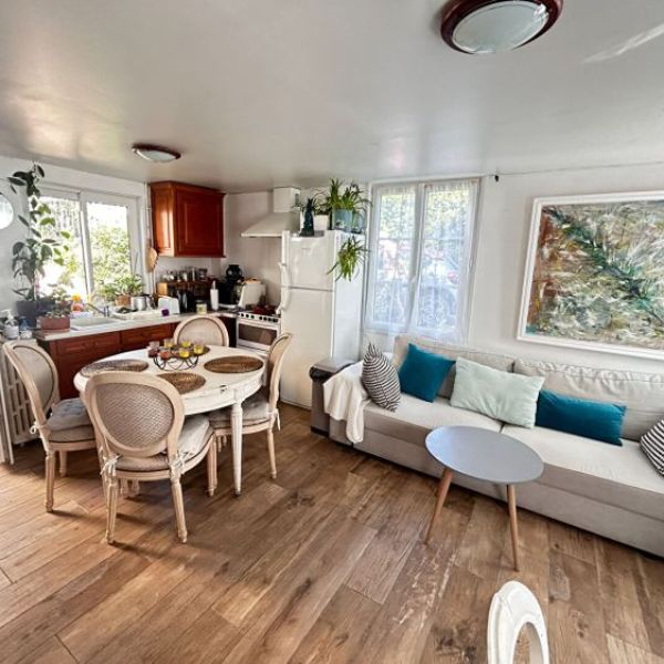 
Ensemble immobilier avec atelier d'artiste à une heure de Rouen
