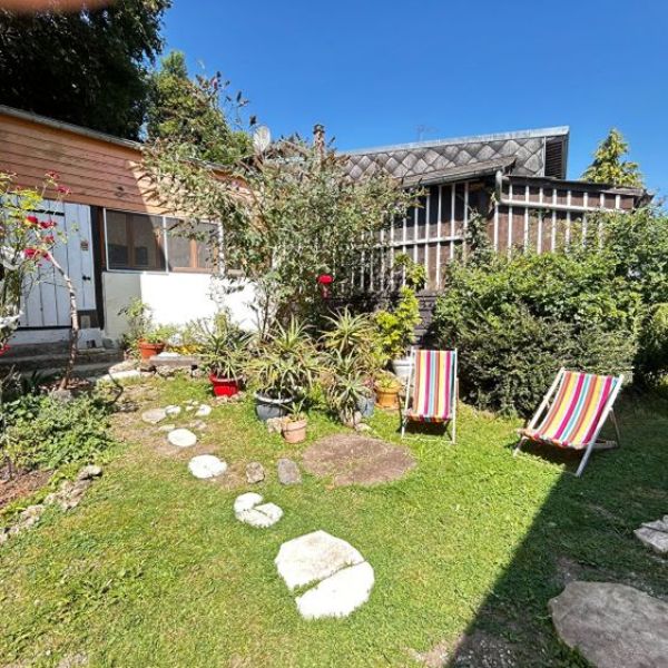 
Ensemble immobilier avec atelier d'artiste à une heure de Rouen
