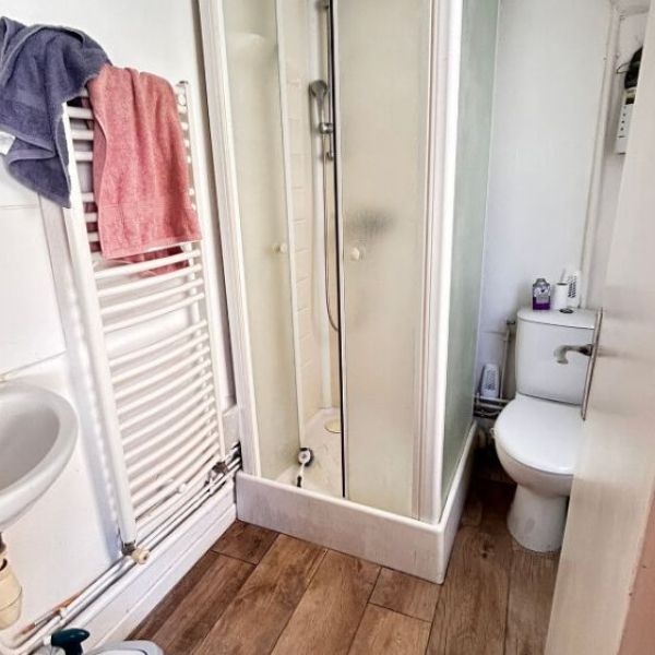 
Ensemble immobilier avec atelier d'artiste à une heure de Rouen

