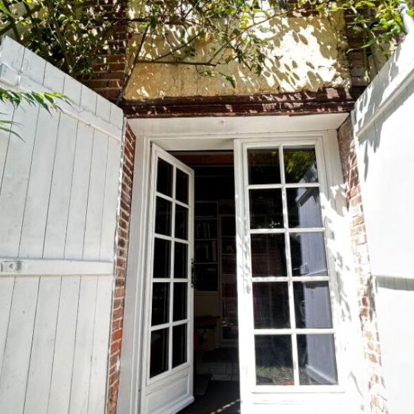 
Ensemble immobilier avec atelier d'artiste à une heure de Rouen
