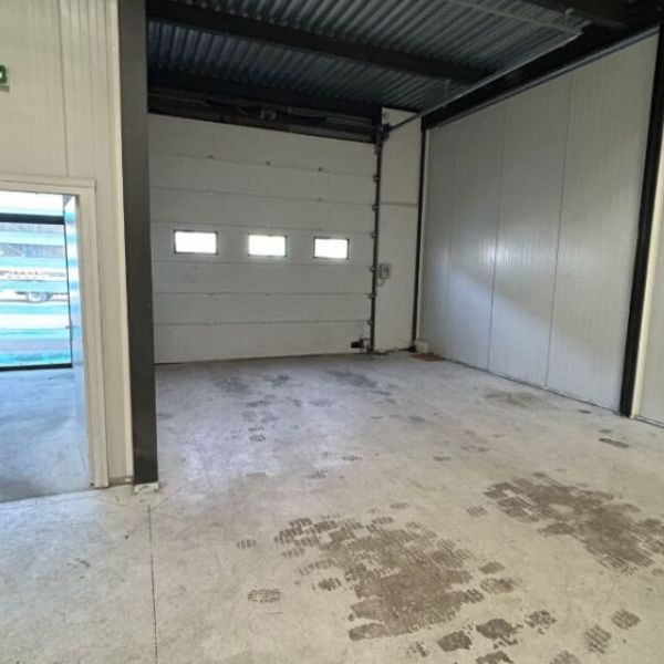 
local de 210 M² à louer a val de Reuil
