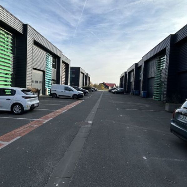 
local de 210 M² à louer a val de Reuil
