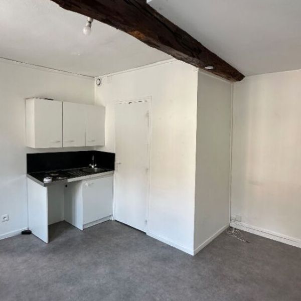 
T1bis A RAFRAICHIR - ROUEN ST SEVER / EMMURÉES
