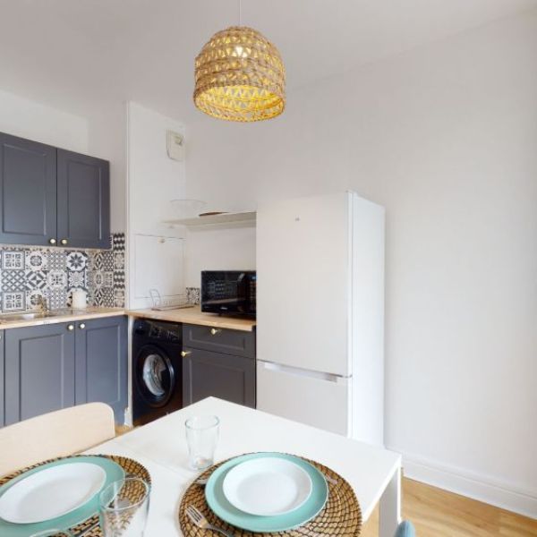 
GRAND STUDIO MEUBLÉ - BALCON - QUARTIER SAINT NICAISE - 28 M²
