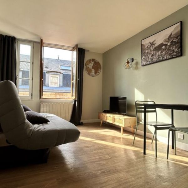 
APPARTEMENT 1 PIECE MEUBLE  - PLACE DU VIEUX MARCHE - REF 5984
