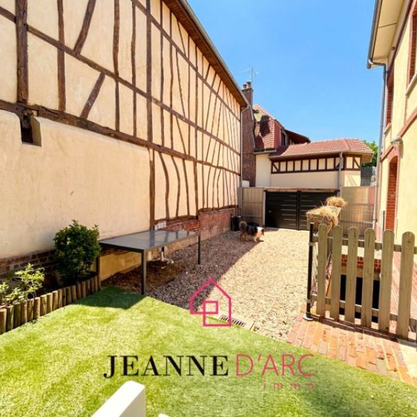 
Maison de Ville - en parfait état avec extérieur - Le Houlme - 4 pièces
