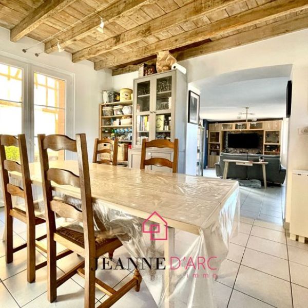 
Maison de Ville - en parfait état avec extérieur - Le Houlme - 4 pièces
