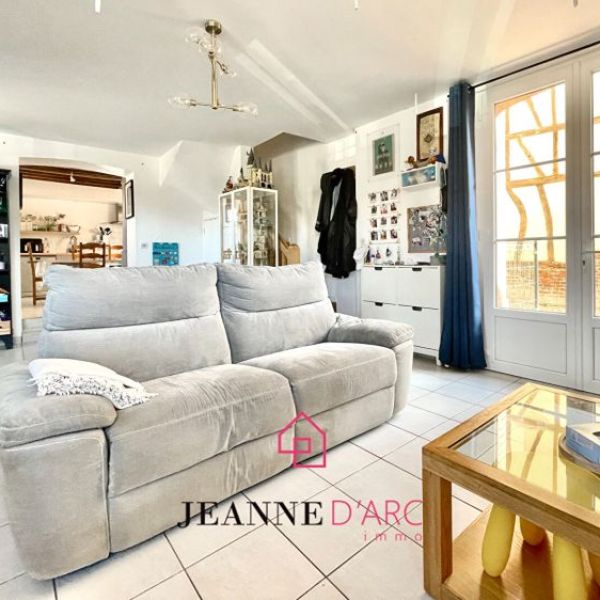 
Maison de Ville - en parfait état avec extérieur - Le Houlme - 4 pièces
