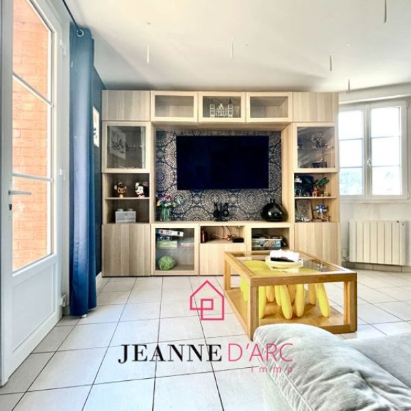 
Maison de Ville - en parfait état avec extérieur - Le Houlme - 4 pièces
