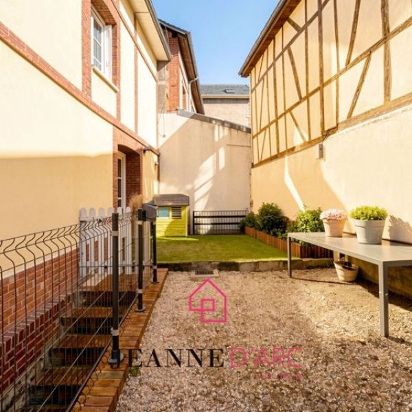 
Maison de Ville - en parfait état avec extérieur - Le Houlme - 4 pièces
