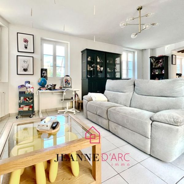 
Maison de Ville - en parfait état avec extérieur - Le Houlme - 4 pièces
