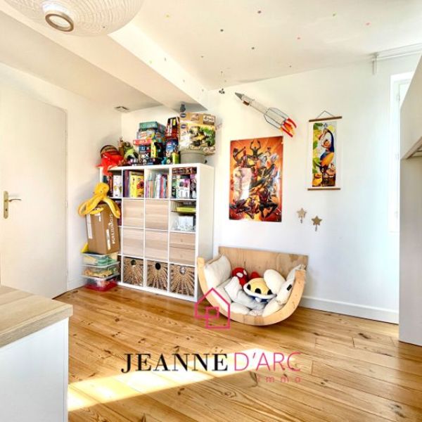 
Maison de Ville - en parfait état avec extérieur - Le Houlme - 4 pièces
