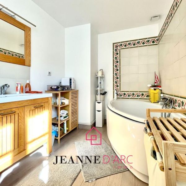 
Maison de Ville - en parfait état avec extérieur - Le Houlme - 4 pièces
