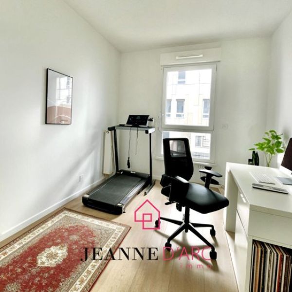 
T4 récent avec balcon, ascenseur, stockage & parking - vendu loué
