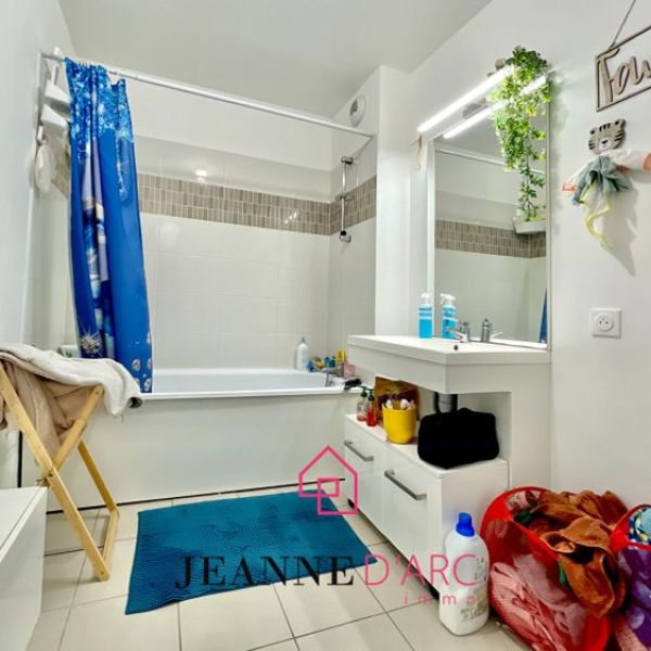 
T4 récent avec balcon, ascenseur, stockage & parking - vendu loué
