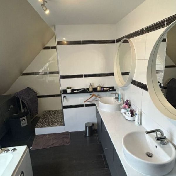 
maison avec piscine à vendre à st Hellier

