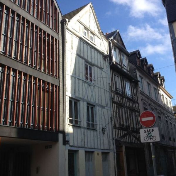 
STUDIO MEUBLÉ - 22.6M² - ROUEN CENTRE - REF 605
