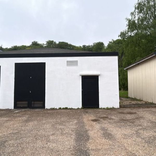 
Ensemble d' entrepôts et locaux commerciaux 900m² à vendre
