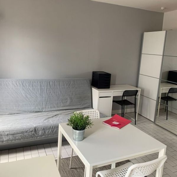 STUDIO MEUBLÉ - 20 M² - PLACE CAUCHOISE