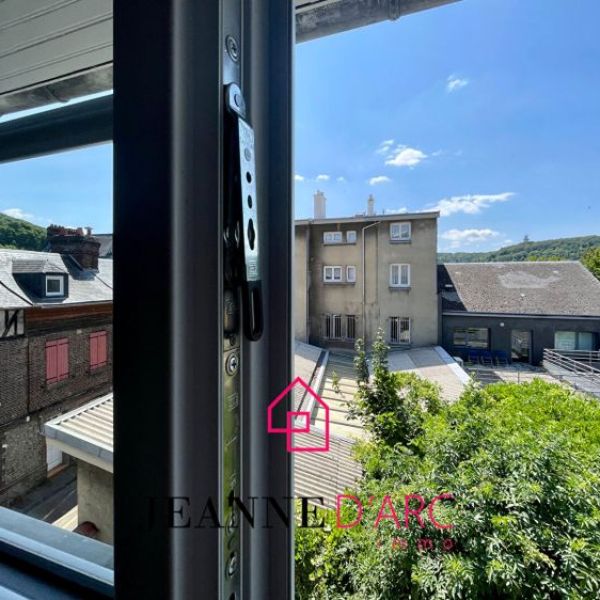 
Maison fraichement rénovée, jardin, garage, proches ttes commodités

