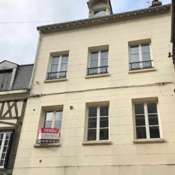
APPARTEMENT DE TYPE 1 - 25 M² AU SOL - FAC DE DROIT - REF 4529
