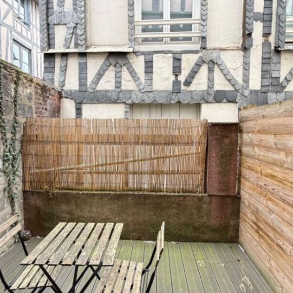 
STUDIO MEUBLE 17.4M² - SECTEUR VIEUX-MARCHE  - REF 690
