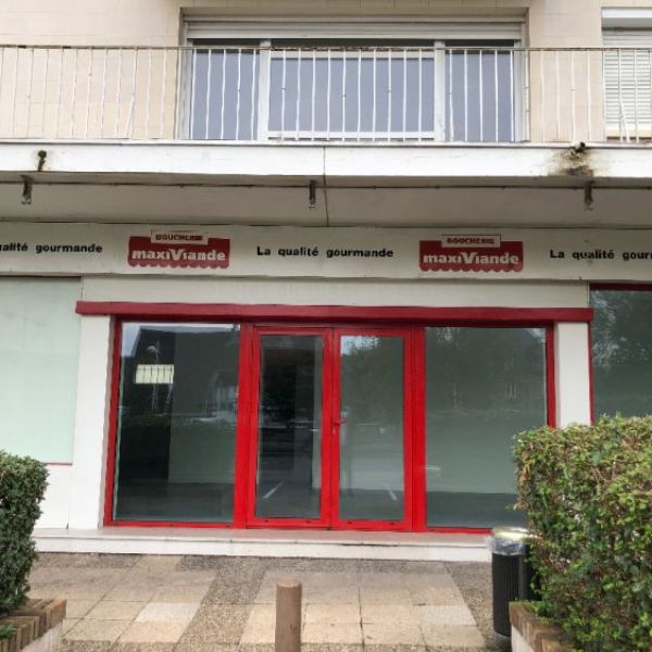 
LOCAL COMMERCIALE AVEC VITRINE PETIT COURONNE CENTRE
